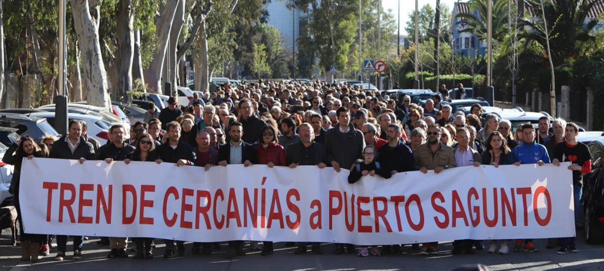 Unas 700 personas exigen la llegada del tren hasta el Port de Sagunt