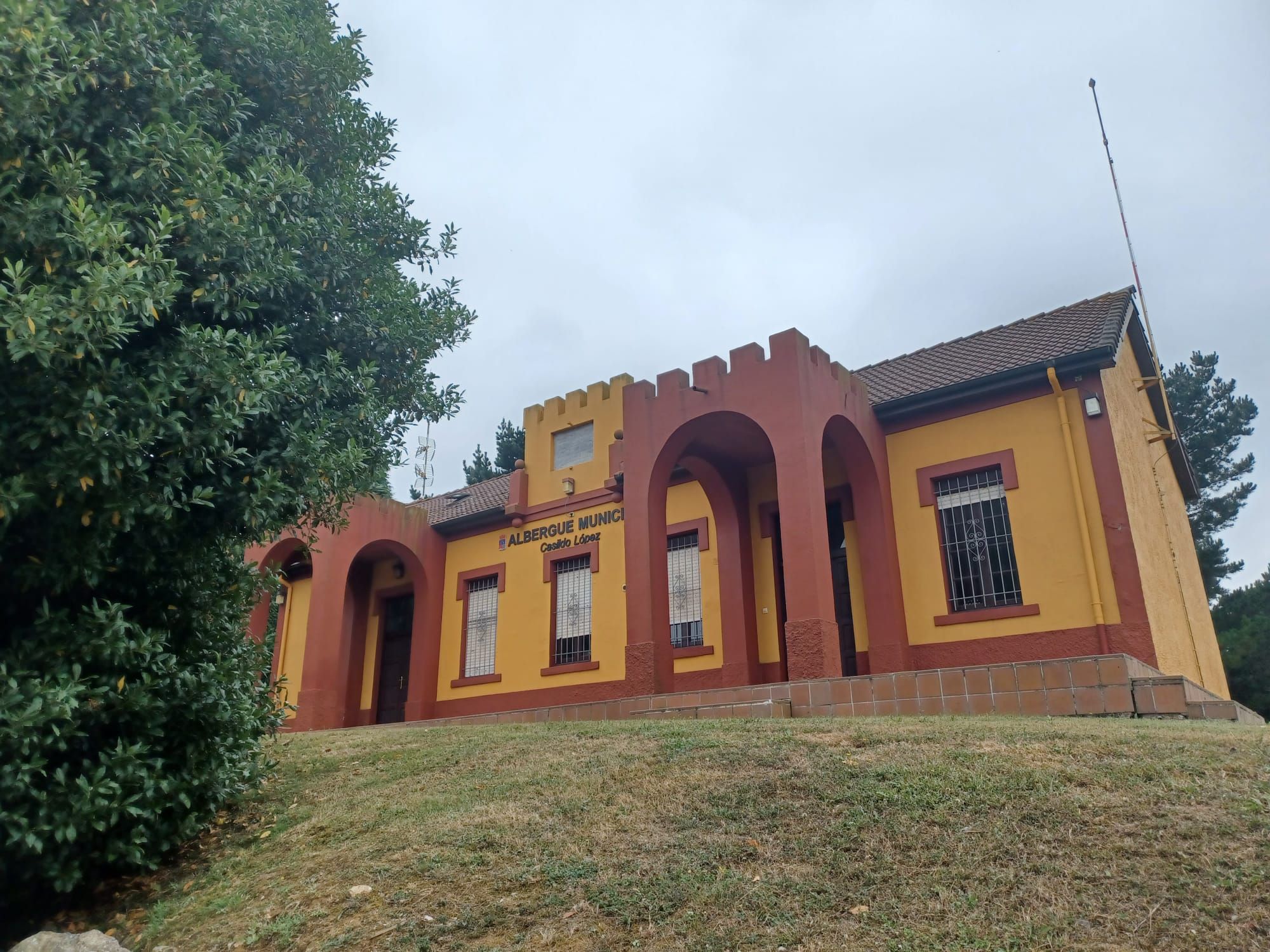La escuela indiana de Robledo, así es el emblemático edificio de Llanera de singular arquitectura historicista