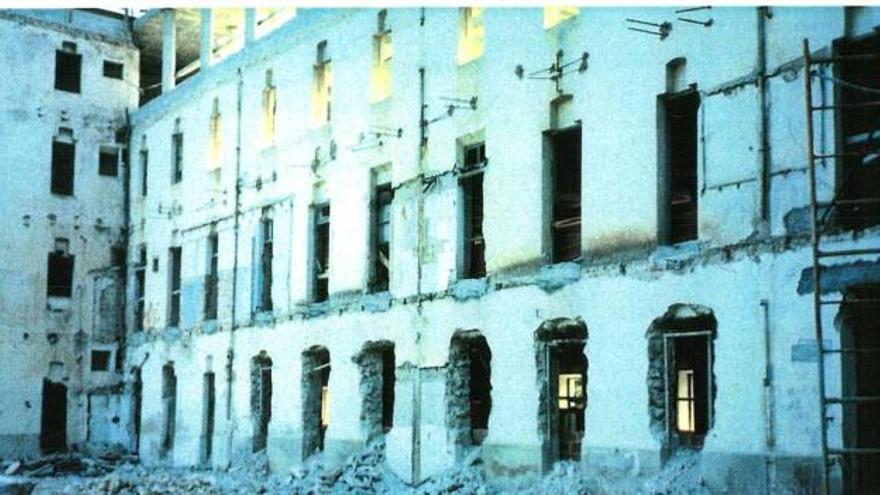 Los muros de la fachada principal con ventanas fueron conservados e integrados en la fachada actual.