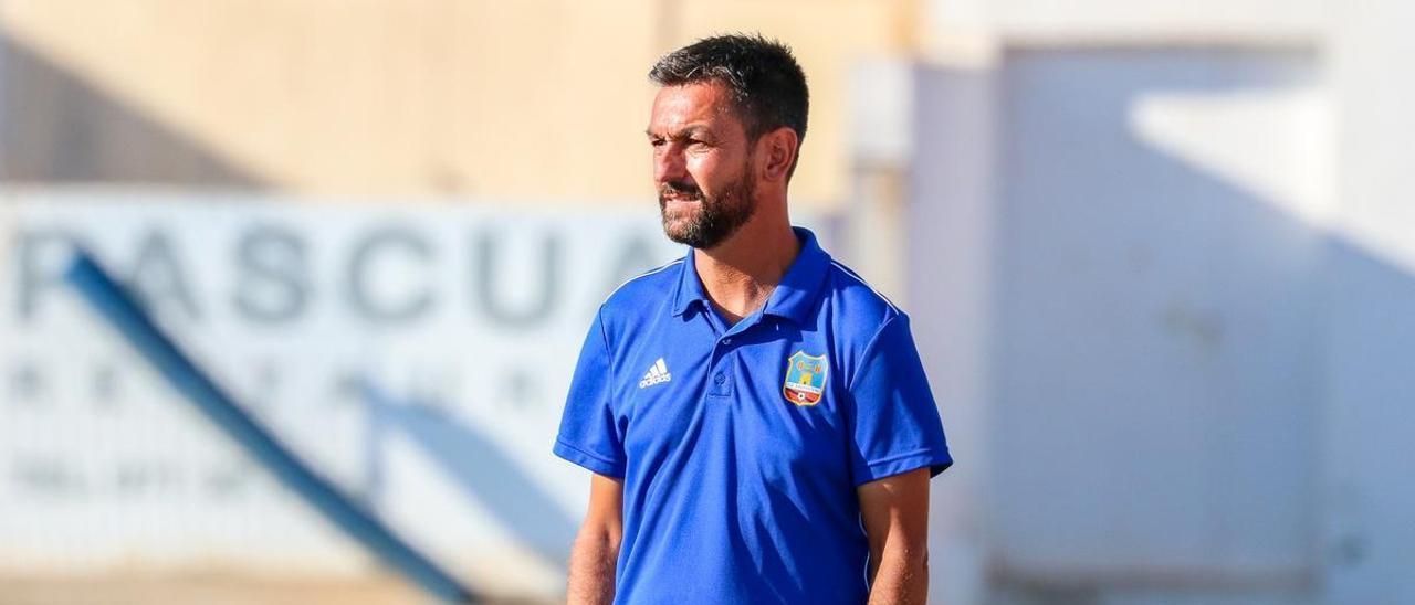 Michel Alonso, entrenador del Formentera, en una sesión de entrenamiento con su equipo.