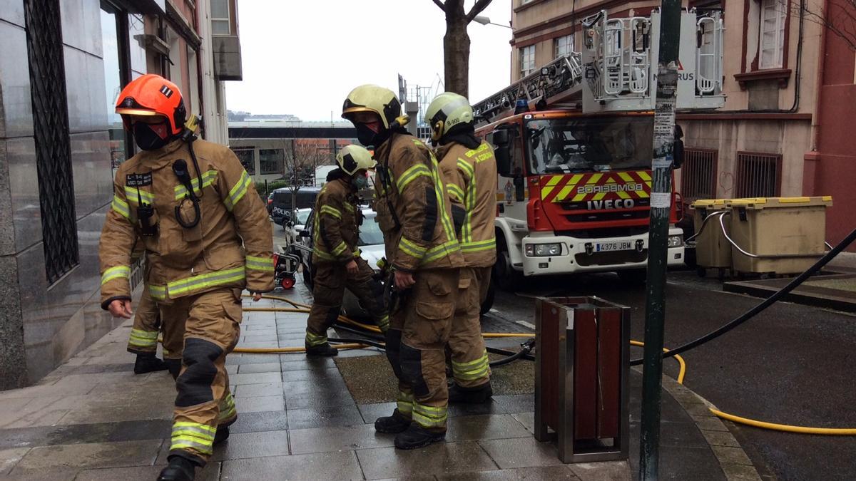 Bomberos, hoy, en la calle José Luis Cereijo.