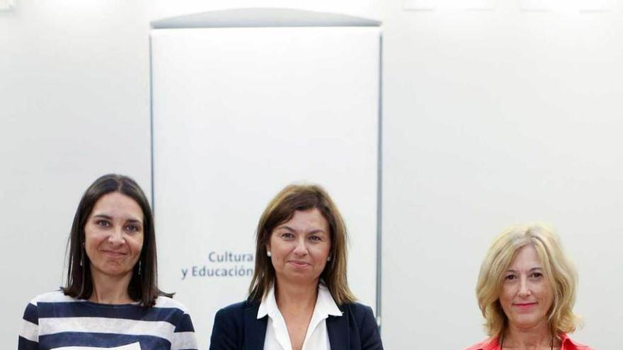 Por la izquierda, Liliana Fernández-Peña, Montserrat López y Herminia Bermúdez, ayer, en la presentación de los cursos.