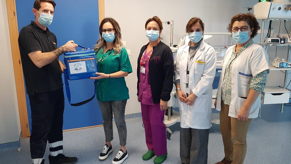 Eulalia Juan, Isabel Espinosa, Clara Muñoz y Antonia López, recogiendo una entrega de leche para neonatos.