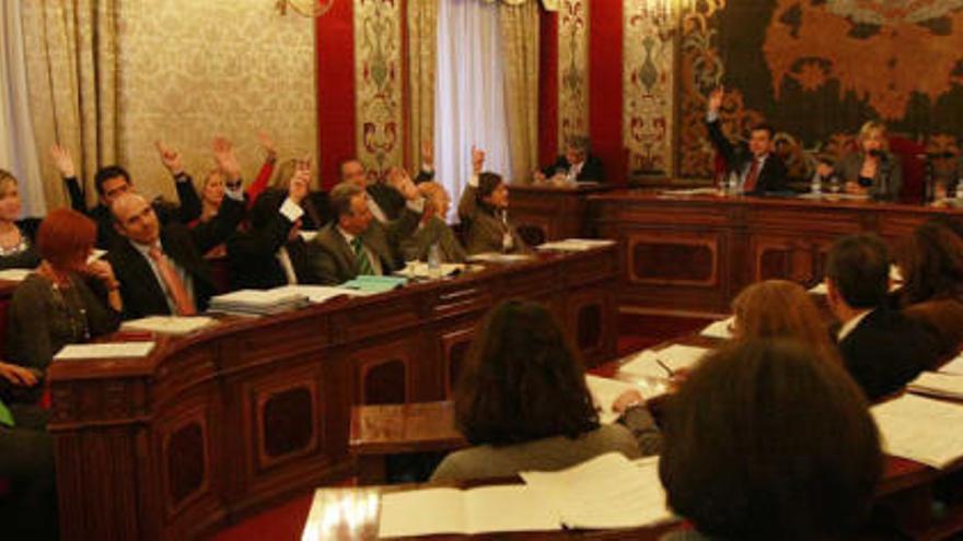 Un momento de las votaciones en el pleno municipal celebrado ayer en el salón azul del Ayuntamiento de Alicante.