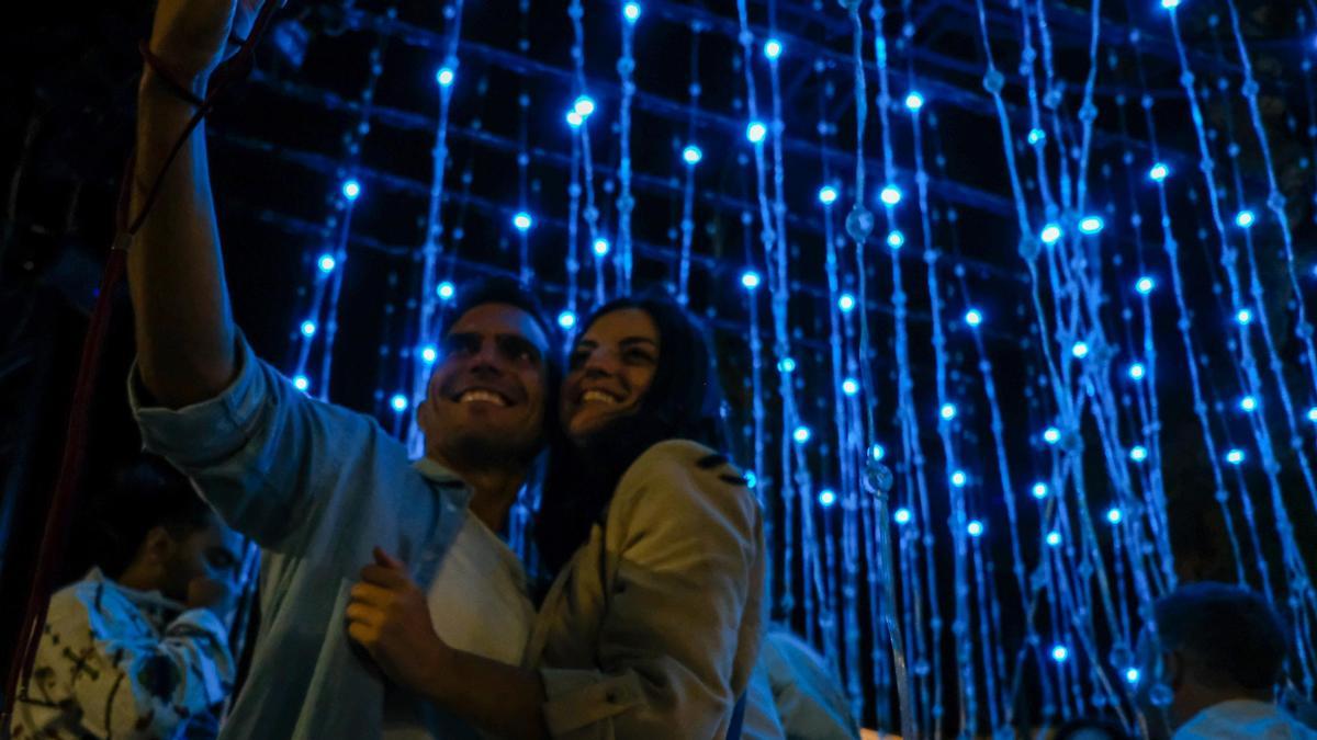 Una pareja se hace una foto en una de las instalaciones de la Noche en Blanco del pasado 2023.