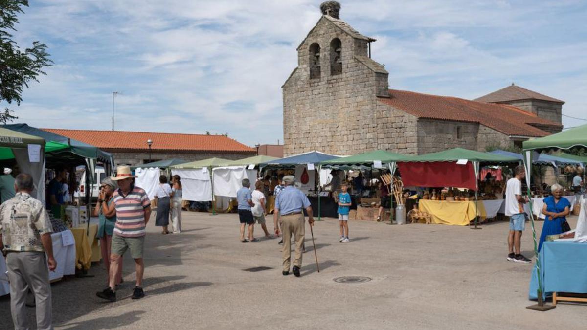 Vecinos visitan una feria de artesanía en Moralina de Sayago.