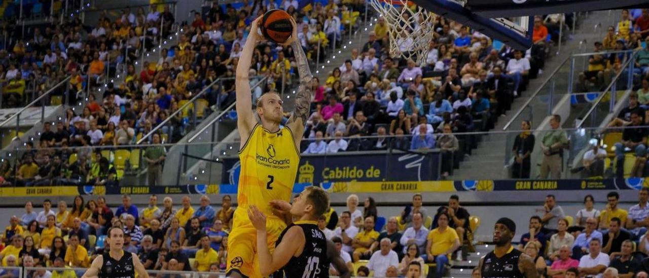 Balcerowski le hace un póster a Sasu Salin durante el derbi canario en el Arena