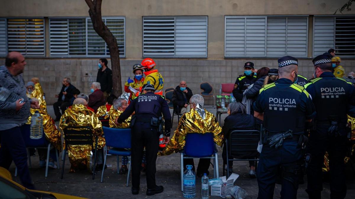 Barcelona  28/2/2022  incendio en una residencia de ancianops en la Barceloneta en la carer dels Pinzon, 12   foto: JORDI OTIX