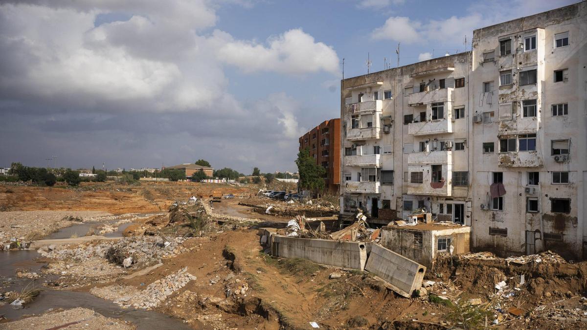 Bloc de cases (ja derruïdes) que va rebre l’impacte dels cabals del barranc de Poio i el de l’Horteta en la seua confluència, en una imatge d’arxiu