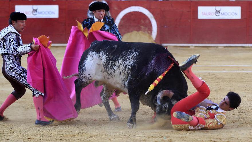 El torero Víctor Barrio al sufrir la cogida.