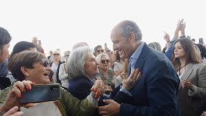 Francisco Camps, rodeado de simpatizantes, en el acto del sábado.