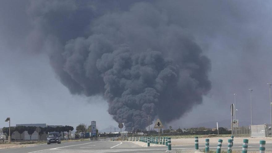 Un incendio en Fuente Álamo provoca una escandalosa nube de humo