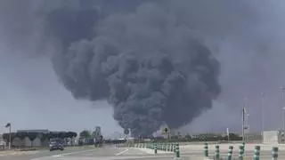 Un incendio en Fuente Álamo provoca una escandalosa nube de humo