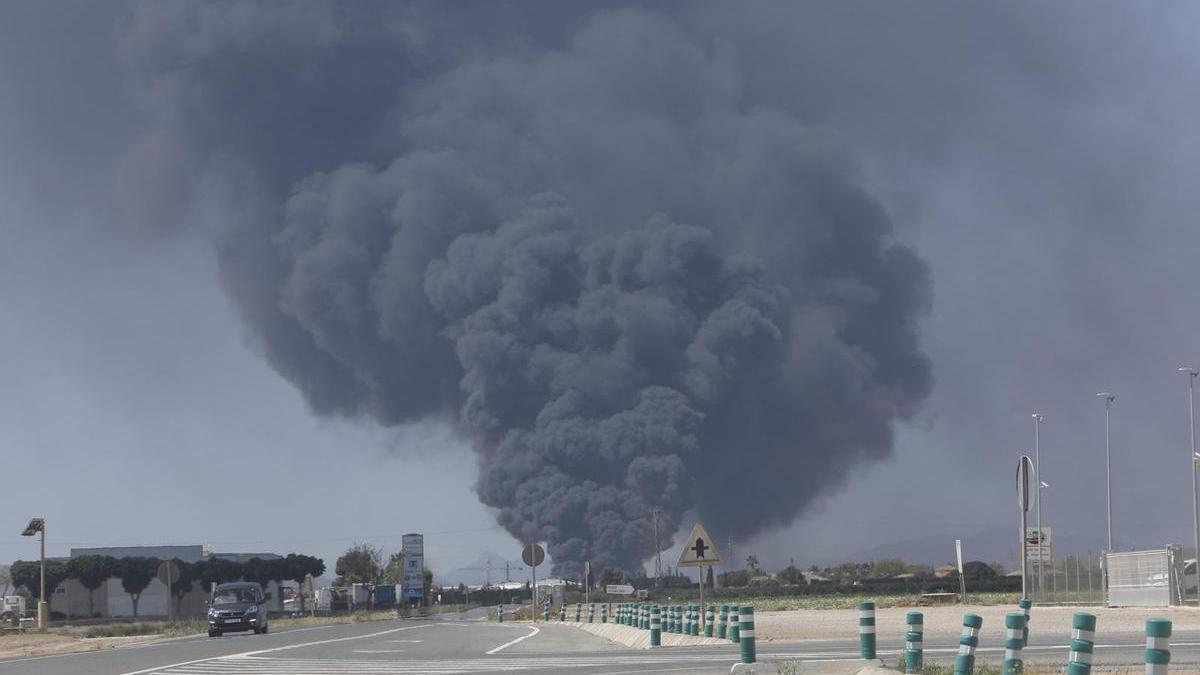 Gran nube de humo en un incendio en Roldán.