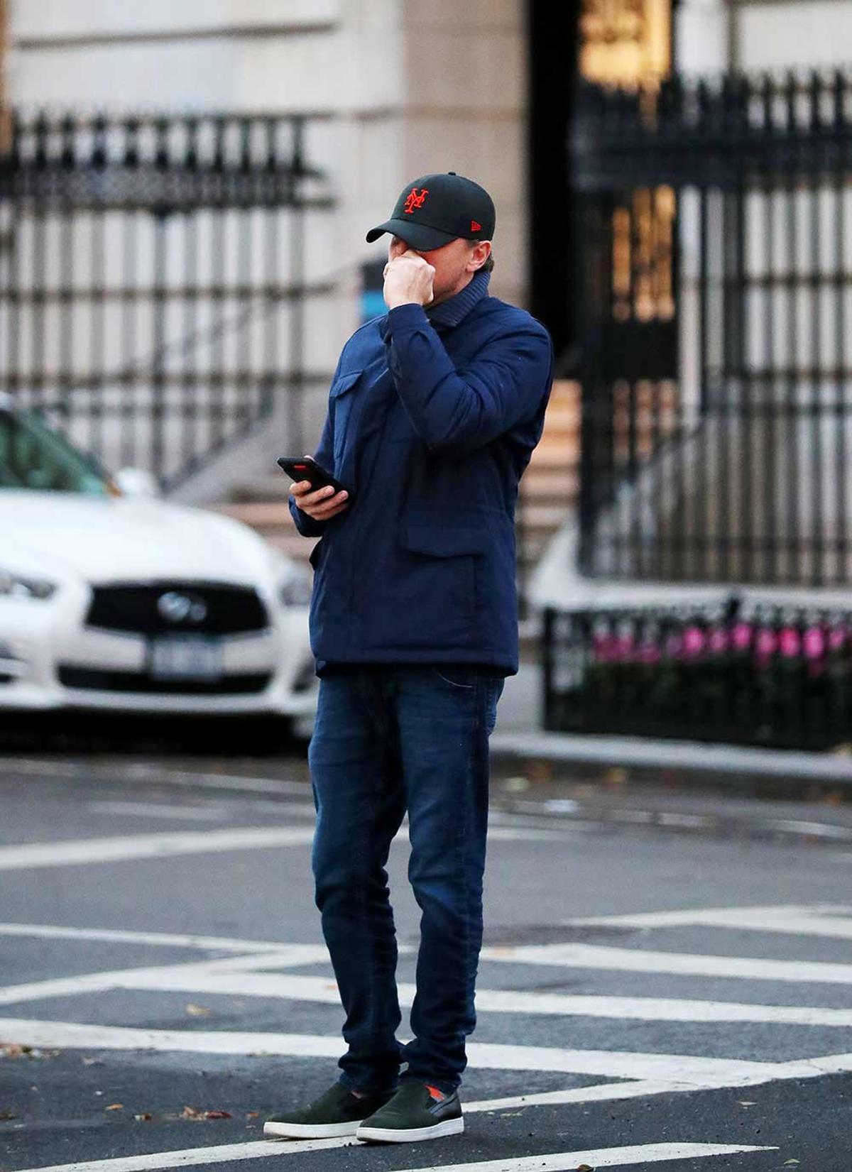 Leonardo DiCaprio con un palillo en la boca por Nueva York