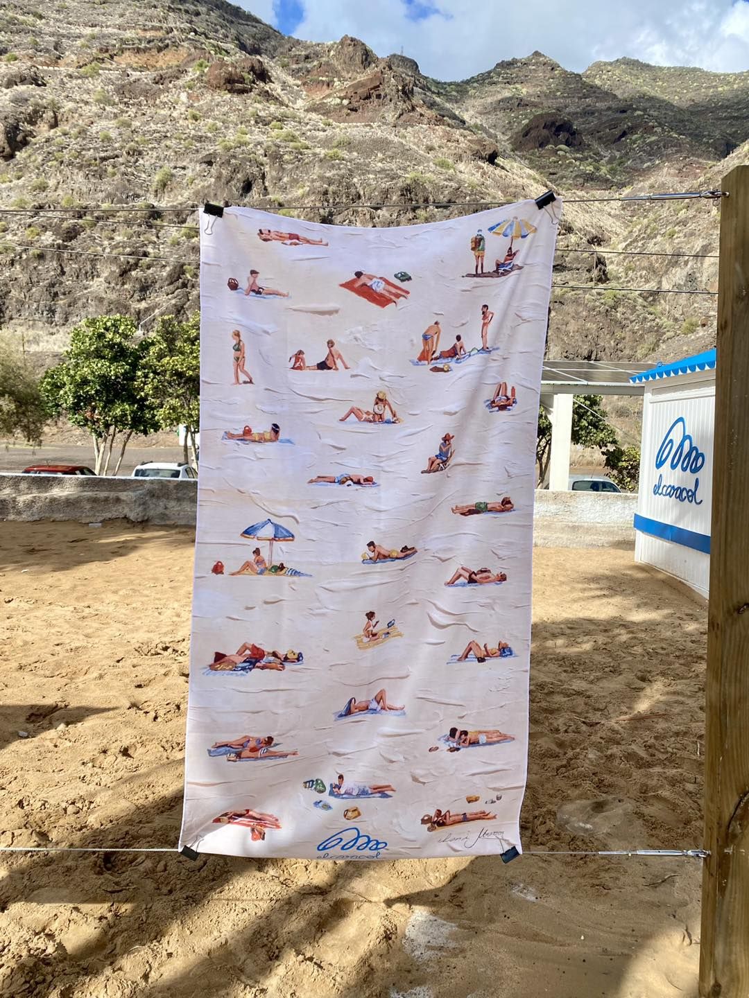 Exposición de toallas en Las Teresitas