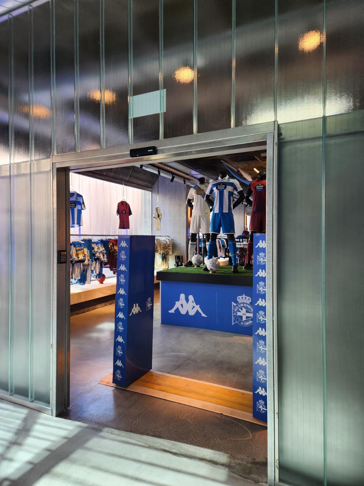 Acceso a Deportienda provisional en Riazor.