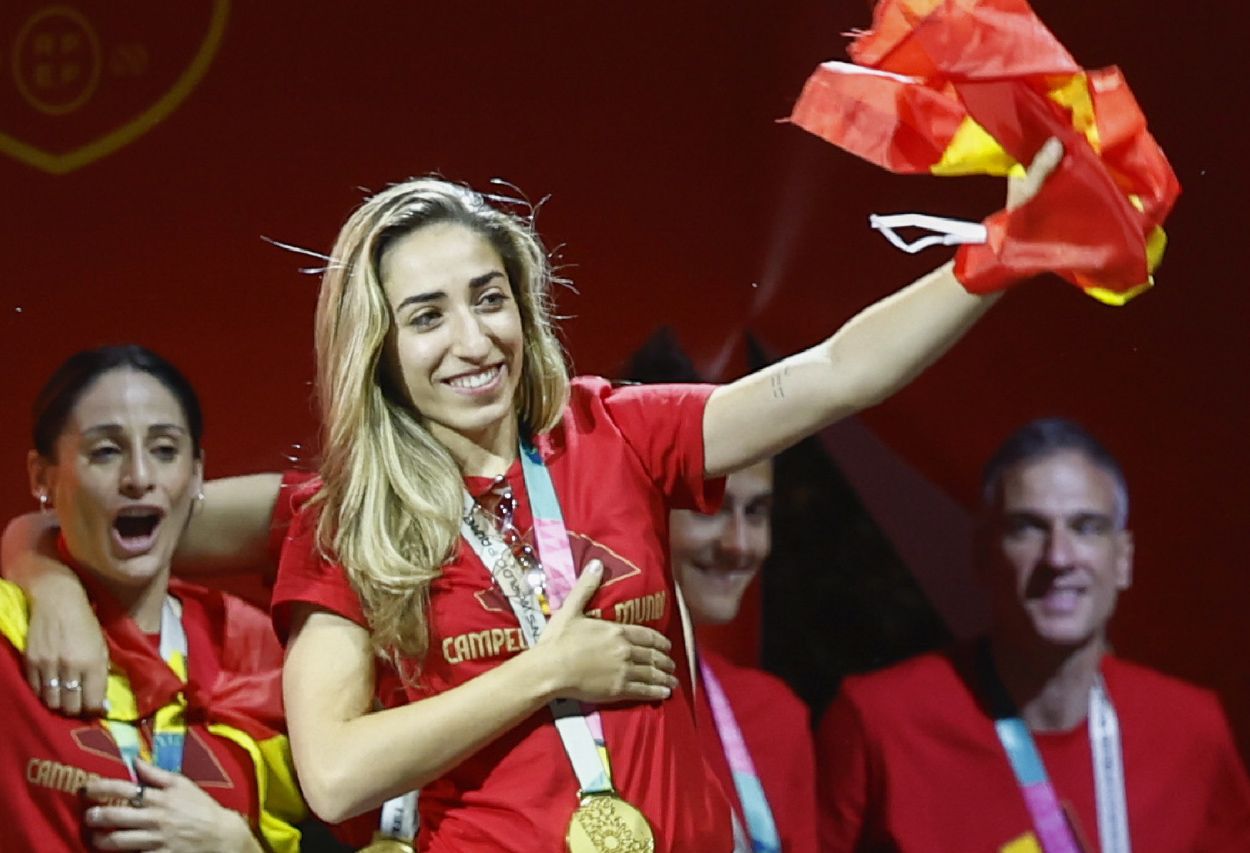 Olga Carmona durante la celebración de la victoria del Mundial 2023 por la selección española de fútbol femenino