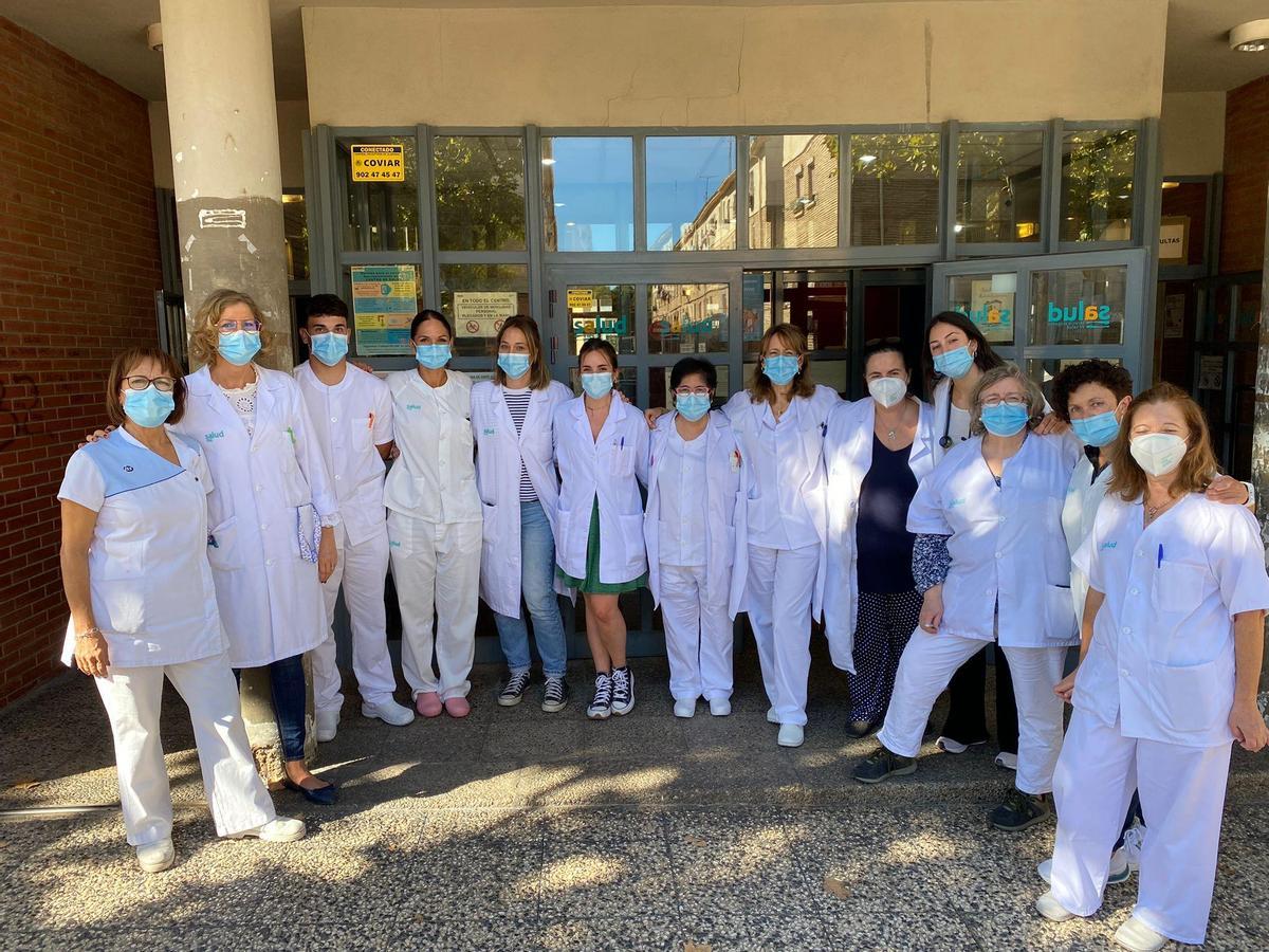 Profesionales del centro de salud de Oliver, en las puertas de su lugar de trabajo.