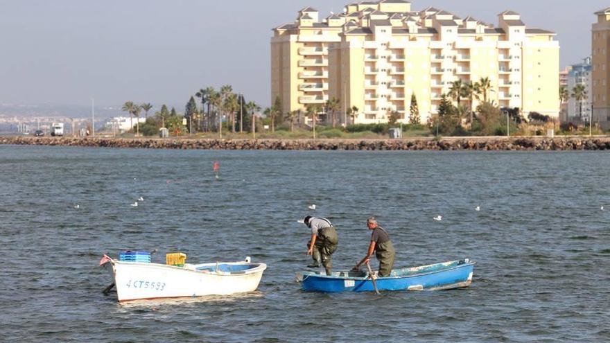 Pescadores faenando en las aguas del Mar Menor.