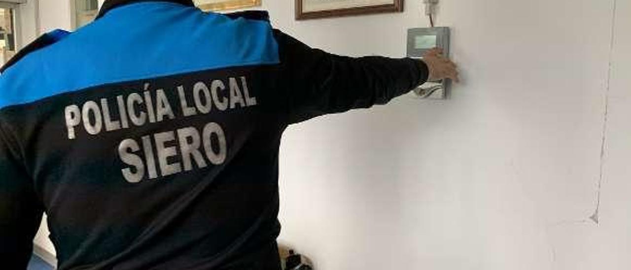 Un agente fichando, ayer, en la comisaría de la Policía Local de Pola de Siero.