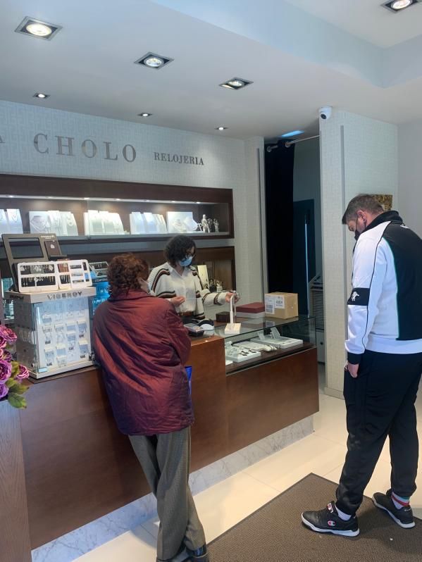 Clientes en interior de Joyeria Cholo