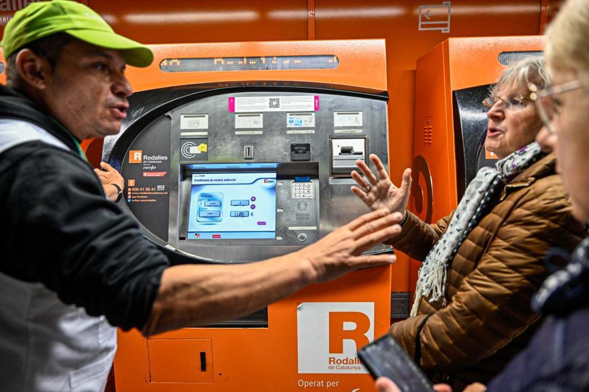 Primer día de tránsito de la T-Usual y la T-Casual hacia la T-Mobilitat. Estación de Arc de Triomf, en Barcelona