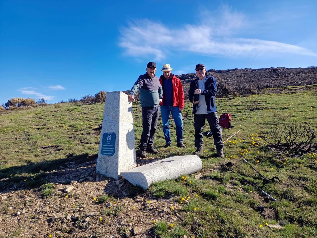 Repuesto el monolito y rescatadas piezas del avión siniestrado en Moncalvo