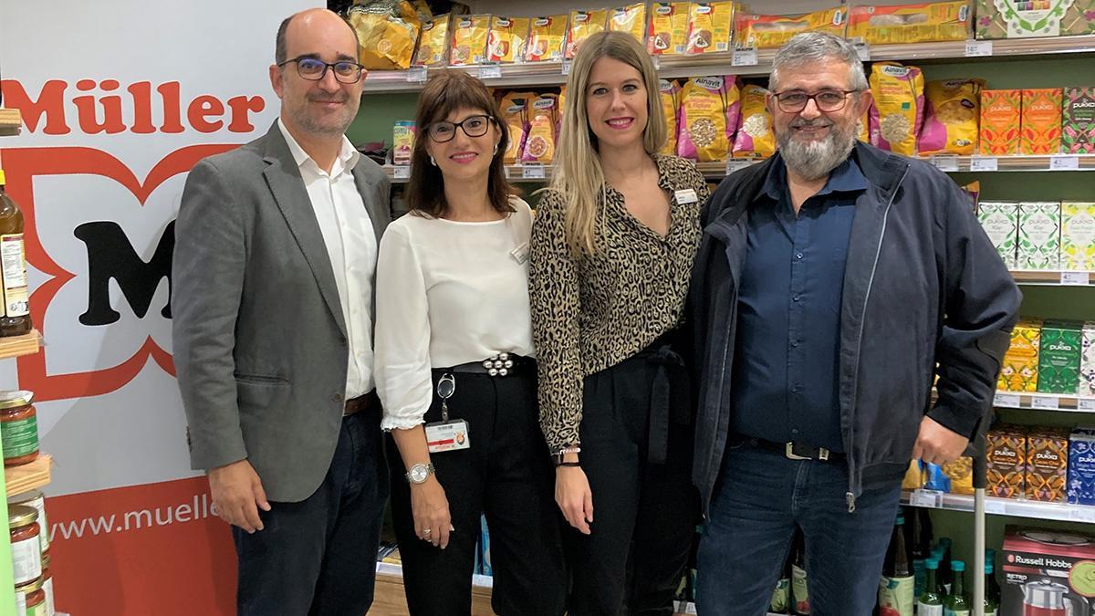 Juan Antonio Oliva, presidente de la Asociación de Celíacos de las Islas Baleares; Pedro Amengual, director de Müller en España; Lidia Sol y Vanesa López, responsables de tienda Müller Palma Plaza España.