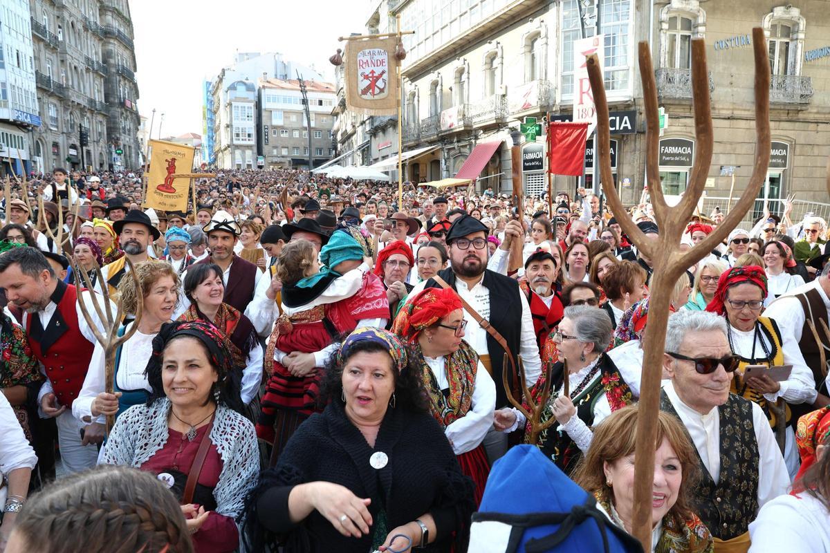 Los vigueses festejan su domingo más disfrutón: Reconquista, sol y mucho choripán