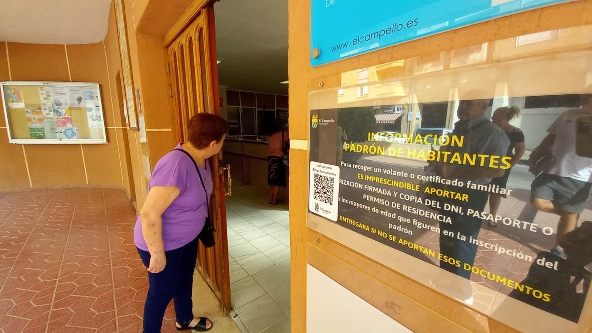 Acceso al Ayuntamiento con un cartel sobre el empadronamiento