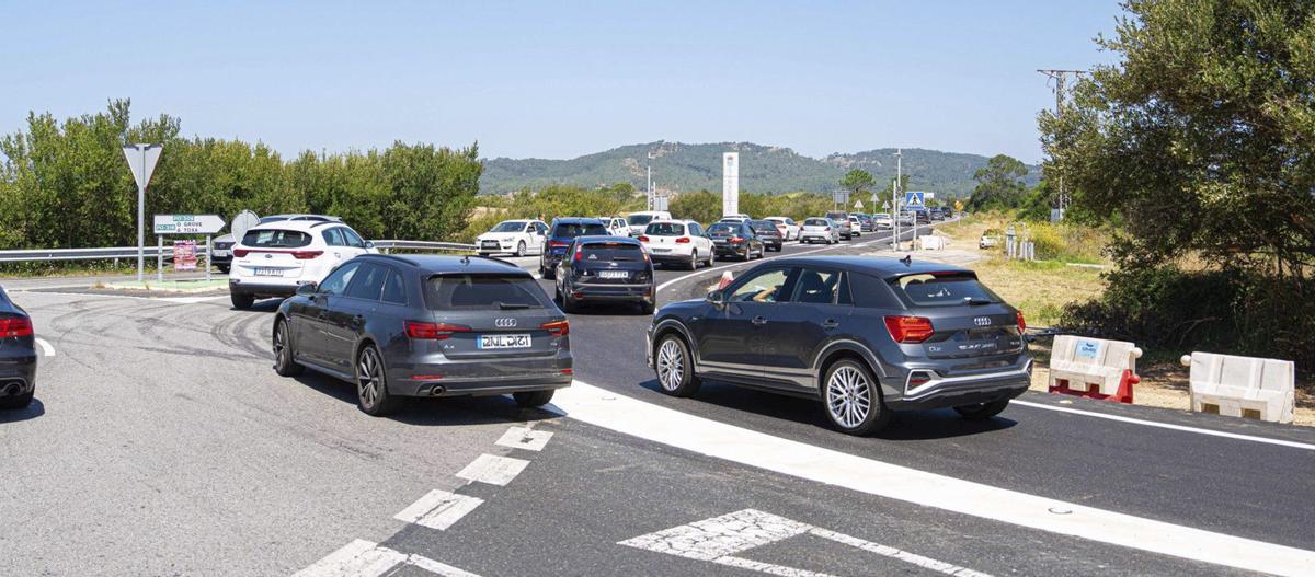 Uno de los atascos registrados en julio pasado a las puertas de la playa de A Lanzada.