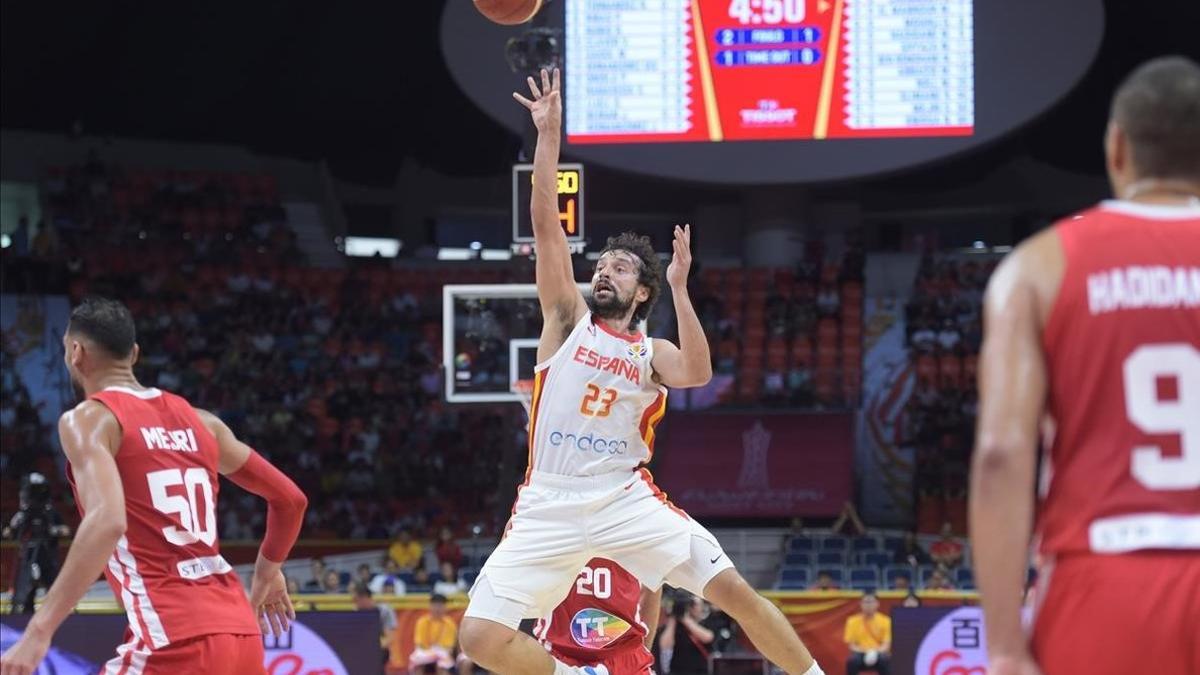 Sergio Llull lanza un triple forzado en el partido del debut ante Túnez