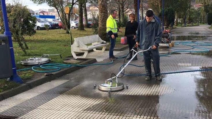 Los trabajos se centraban ayer en la alameda de O Señal. // FdV