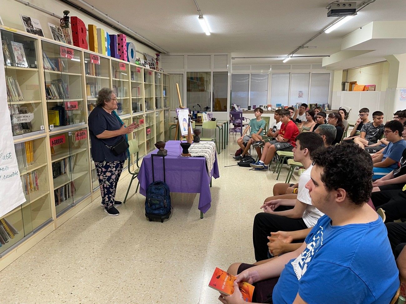 El alumnado del IES La Herradura celebra el Día de las Escritoras con Berbel.