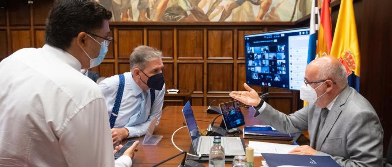 De izquierda a derecha, Miguel Ángel Pérez del Pino, Pedro Justo y Antonio Morales, ayer en el Pleno del Cabildo. |