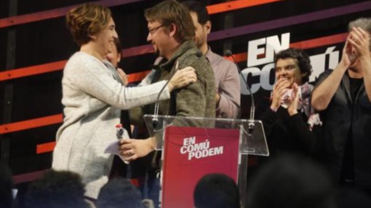 Colau felicita a Domènech, ayer, en la celebración de la victoria en la sede de En Comú  Podem de Barcelona.