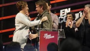 Colau felicita a Domènech en la celebración de la victoria en la sede de En Comú Podem de Barcelona.