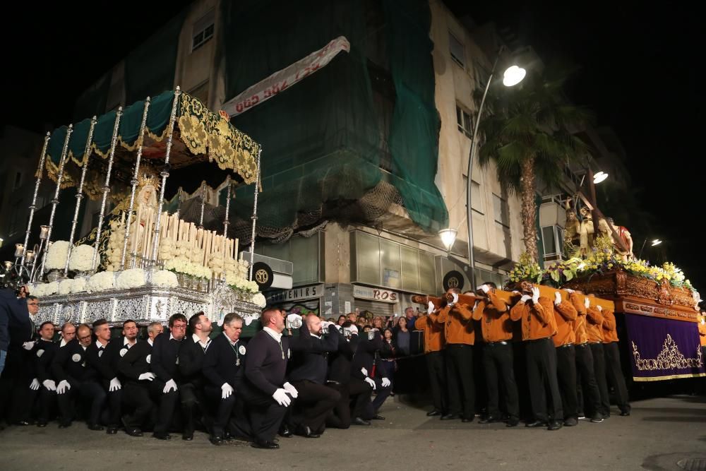 Miércoles Santo en Torrevieja. Encuentro en la Vía Dolorosa protagonizado por la imagen de Nuestra Señora de la Esperanza y de la Paz y Jesús en la Caída