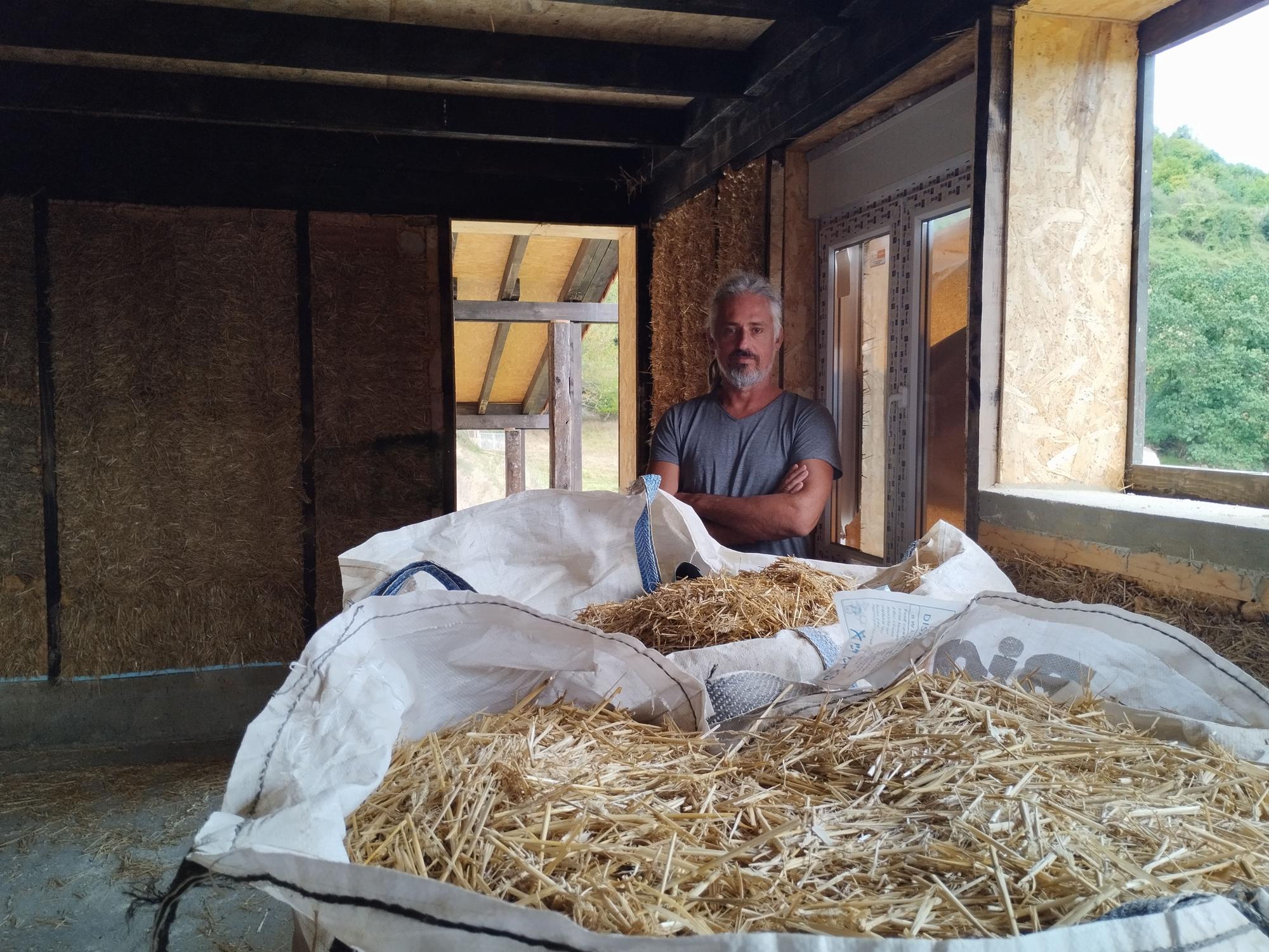 Así se construye la primera casa de fardos de hierba en Siero, en imágenes