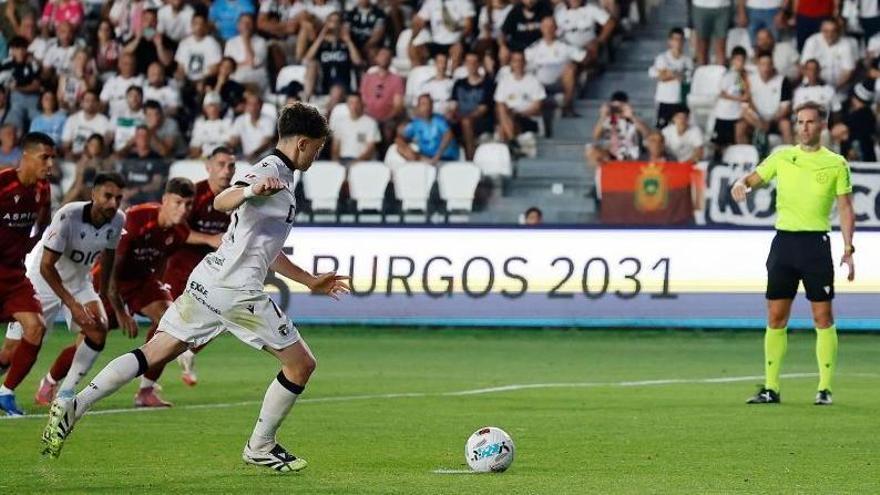 David González convierte uno de los dos penaltis lanzados por el Burgos ante la Cultural.