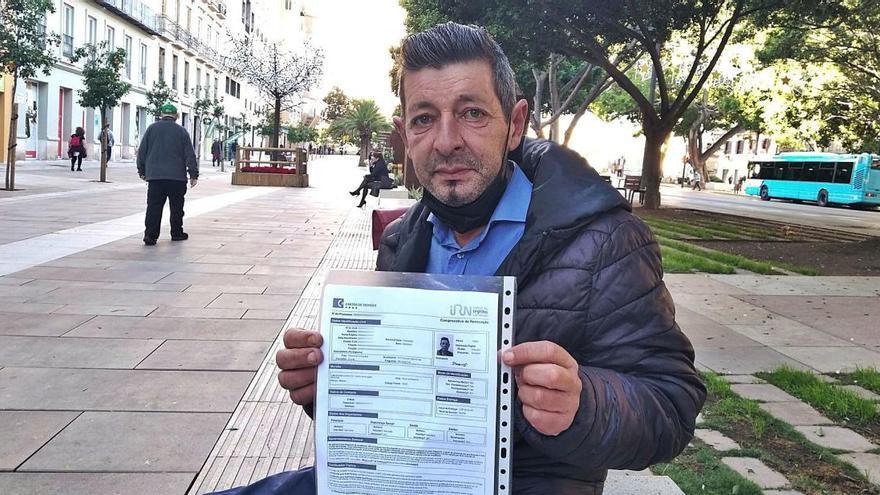 Pablo Saiago, con la nueva documentación, este lunes en la Alameda.