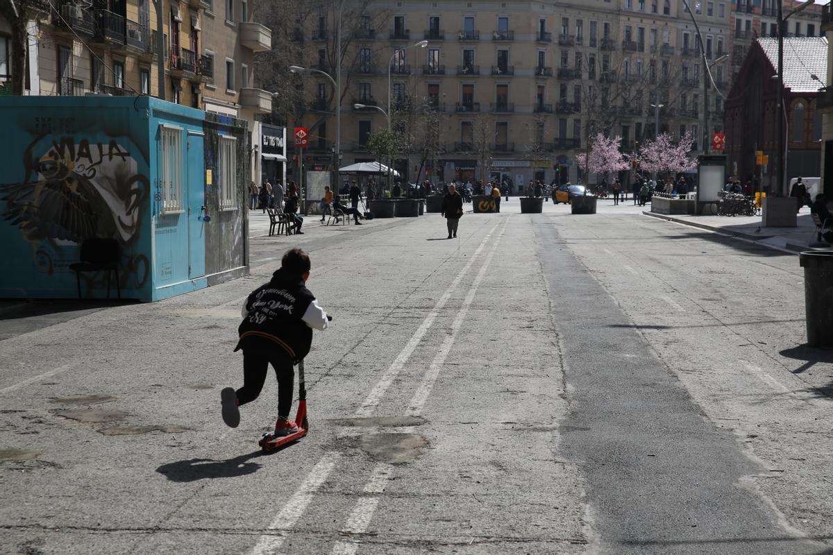 La calzada, con uso peatonal provisional, en la ronda de Sant Antoni, en marzo.