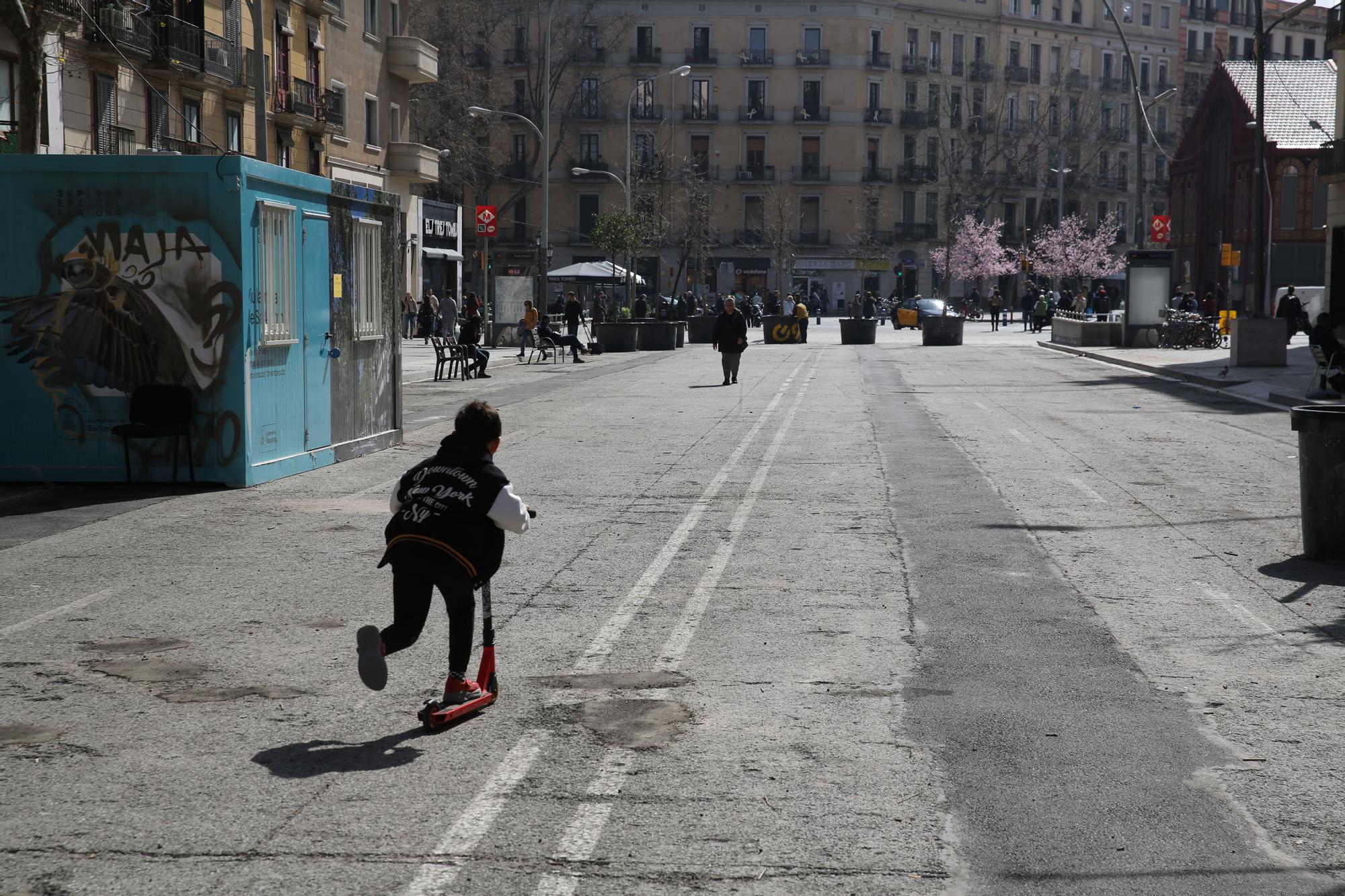 Aspecto que presenta la calzada, ahora para uso peatonal provisional, en la ronda de Sant Antoni.