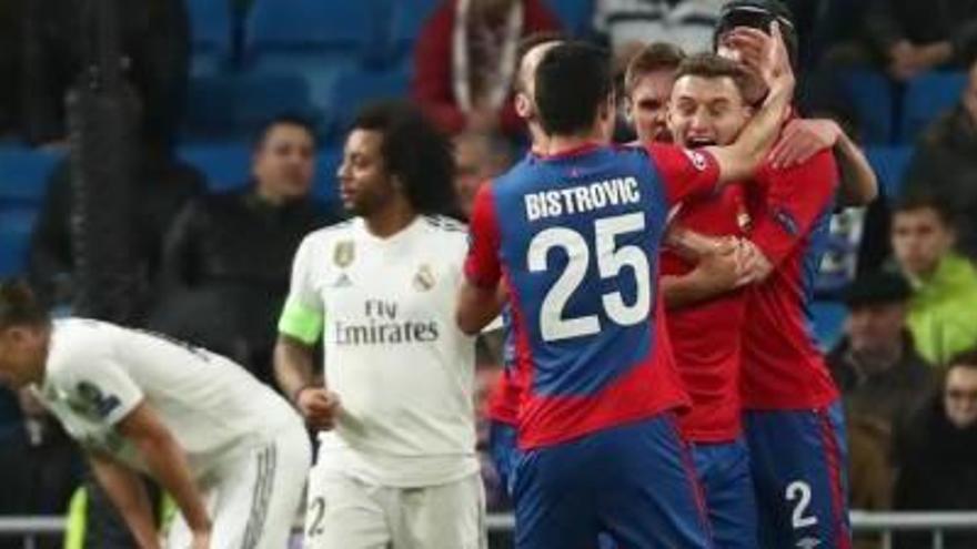 El CSKA celebra el gol de Txàlov i els jugadors blancs se&#039;n lamenten