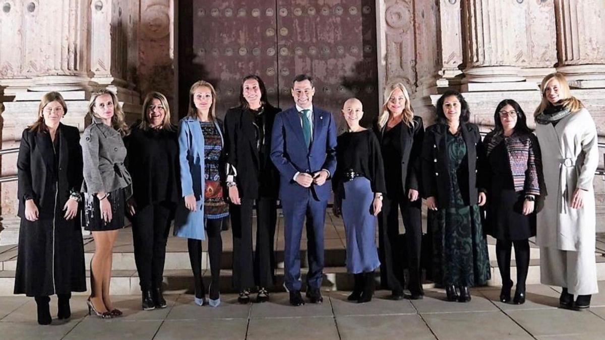 Loles López (centro), consejera de Igualdad, junto al presidente de la Junta, Juanma Moreno.