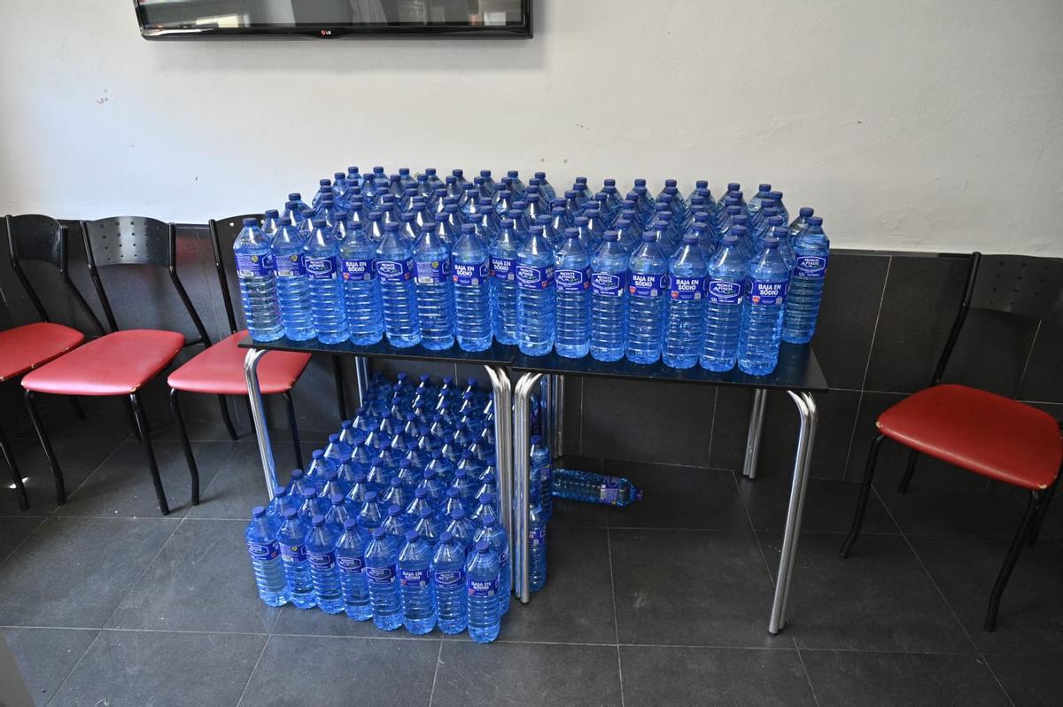 En imágenes I Acopio de agua y solidaridad entre los vecinos de Uncastillo