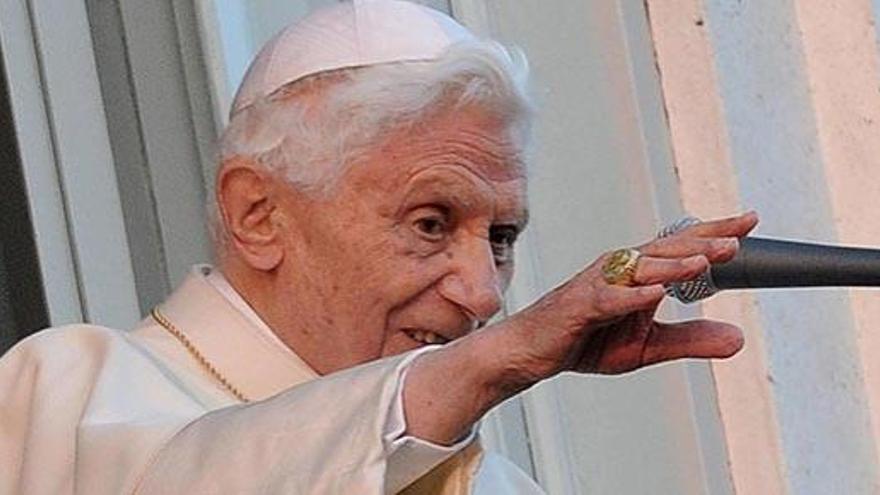 Benedicto XVI entrega el anillo del Pescador tras su marcha