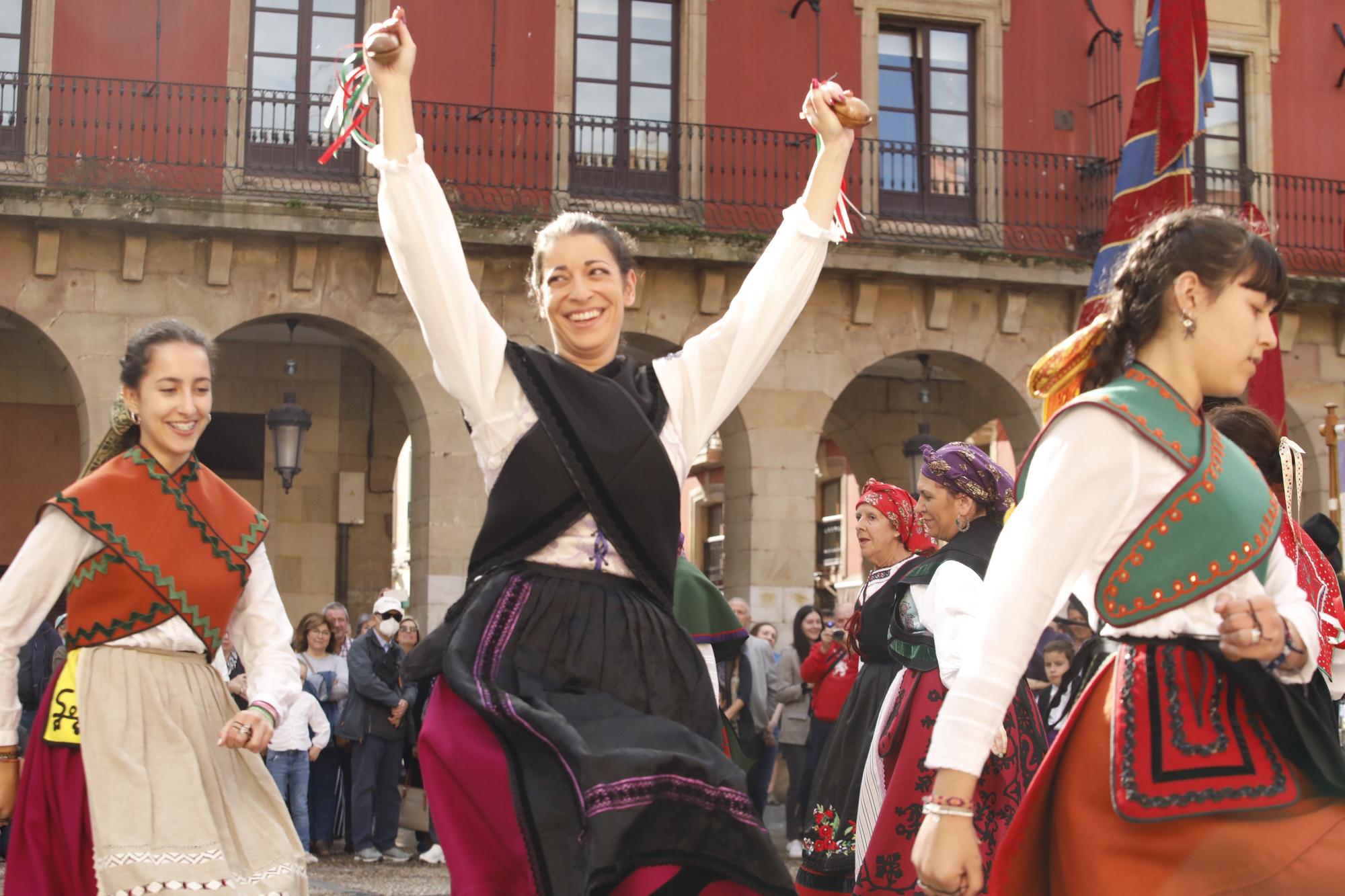 En imágenes: Gijón celebra el Día de León con bailes y el desfile de pendones