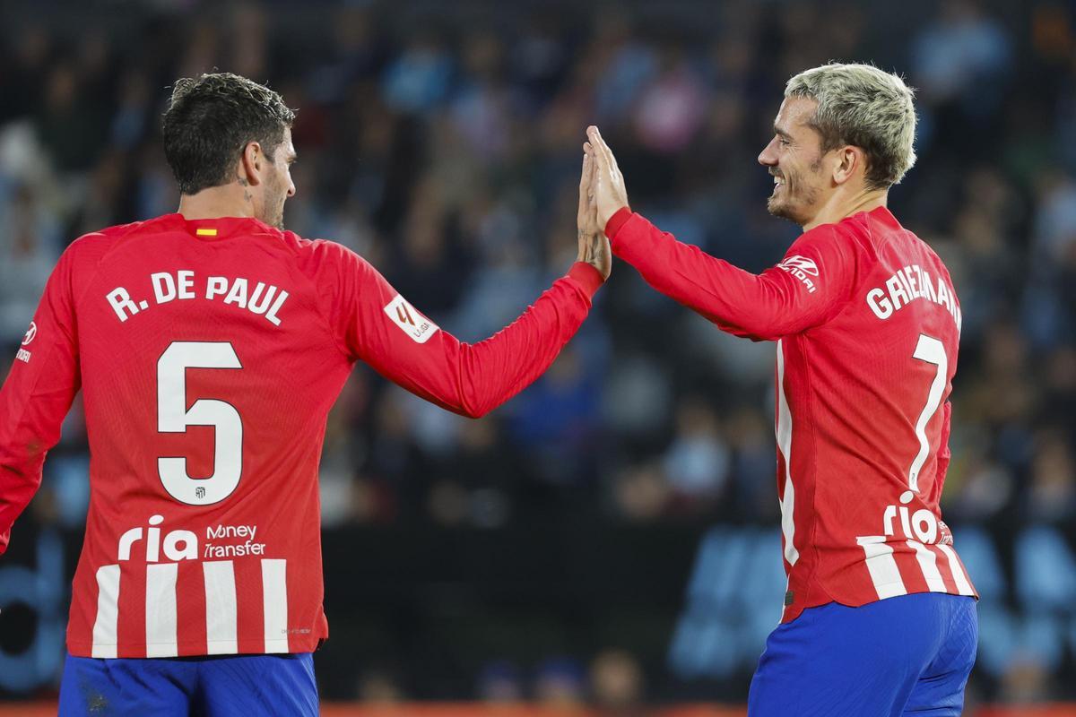 Rodrigo de Paul y Antoine Griezmann celebran un gol del Atlético ante el Celta.